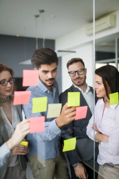 collaborazione e analisi da parte di uomini d'affari che lavorano in ufficio - sticky note foto e immagini stock