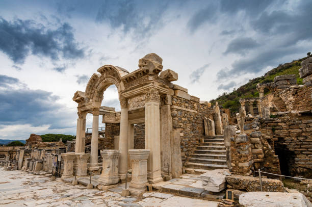 トルコのエフェソス古代都市 - celsus library ストックフォトと画像