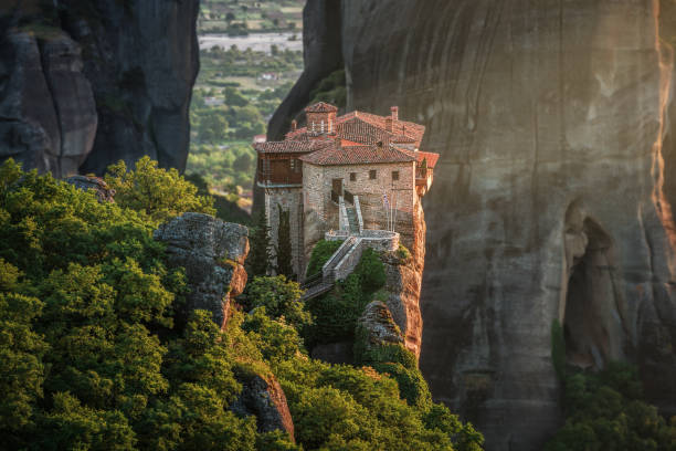 meteora kloster roussanou bei sonnenuntergang - kloster stock-fotos und bilder