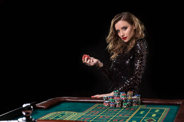 mulher jogando no casino. mulher estacas pilhas de fichas jogando rou - roulette roulette wheel gambling roulette table - fotografias e filmes do acervo