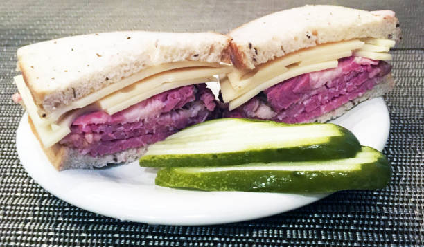 コーンビーフとスイスチーズ サンドイッチ - sandwich reuben sandwich dining bread ストックフォトと画像