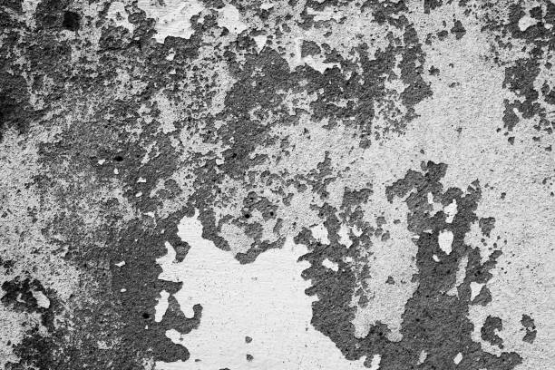 istock Wall fragment with scratches and cracks 909541892
