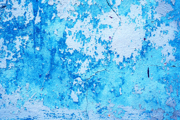 istock Wall fragment with scratches and cracks 909542366