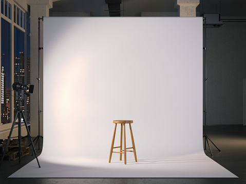 Photostudio modernos con pantalla en blanco y silla de madera. Render 3D photo