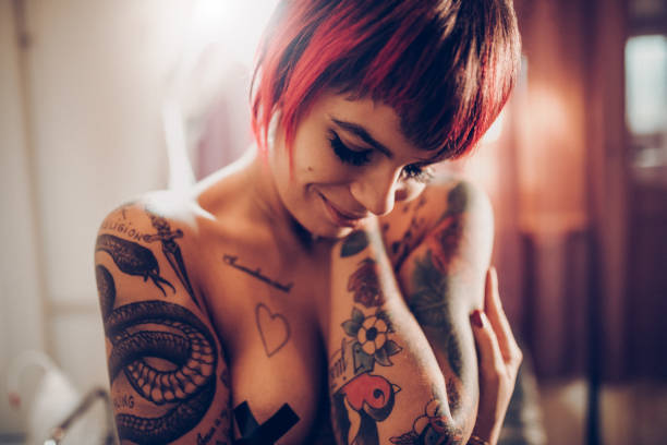 istock Passioned tattoo girl 909546880