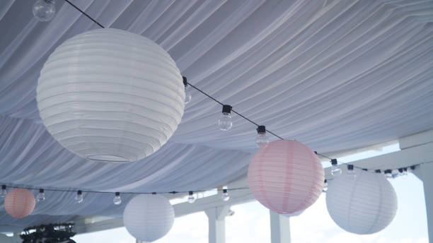 istock Wedding decor in the banquet hall 909550108