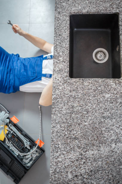 istock Handyman repairing black sink drain 909553238
