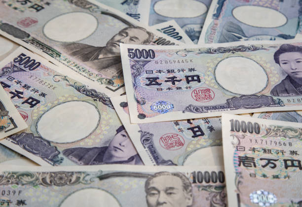 istock Japanese currency yen bank notes 909565588