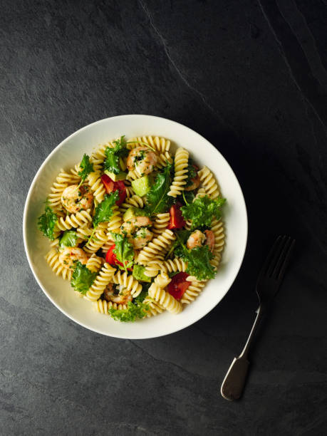 healthy pasta salad with grilled king prawn - pasta directly above fusilli food imagens e fotografias de stock