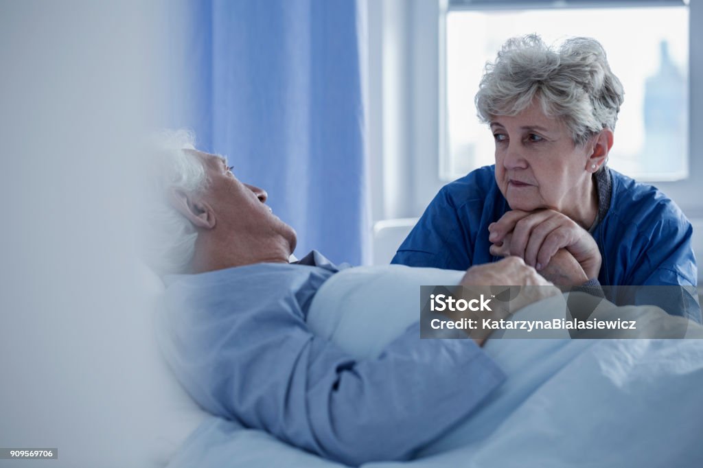 Femme âgée à l'hôpital - Photo de Hospice libre de droits