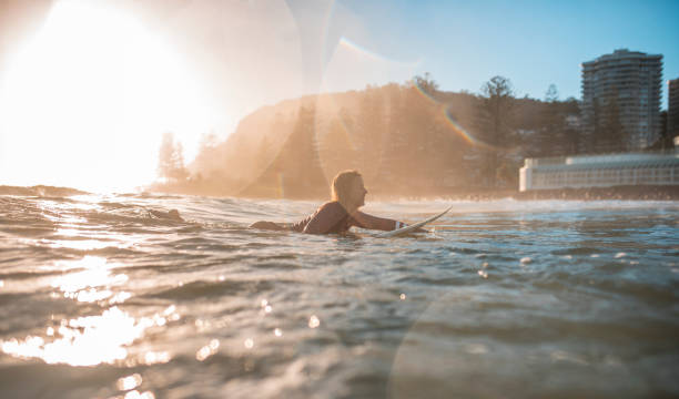 istock Young woman surfing in Australia 909575058