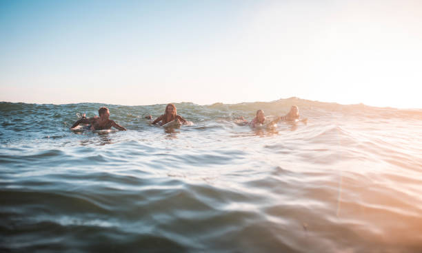 istock Young friends surfing in Australia 909575094