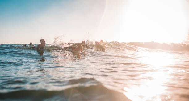 istock Young friends surfing in Australia 909575108