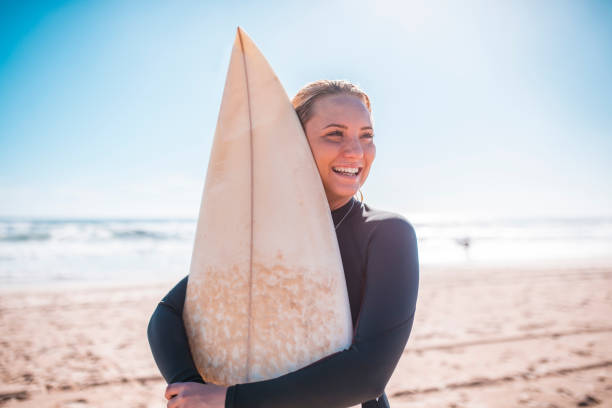 istock Surfer girl portrait 909575144