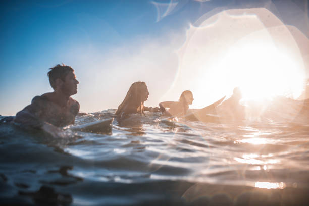 istock Young friends surfing in Australia 909575164