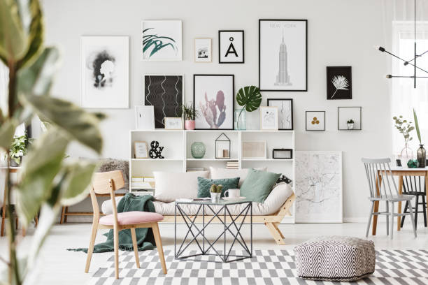 modern vlakke interieur met posters - omwalling fotos stockfoto's en -beelden