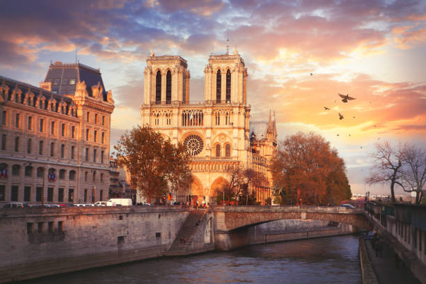 cathedrale notre-dame de paris - seine river paris france france famous place imagens e fotografias de stock