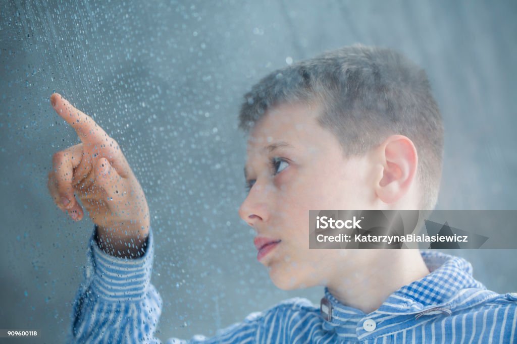 Autistische Kind zählen Regentropfen - Lizenzfrei Autismus Stock-Foto