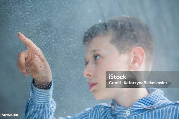 Autistische Kind Zählen Regentropfen Stockfoto und mehr Bilder von Autismus - Autismus, Kind, Gesundheitswesen und Medizin