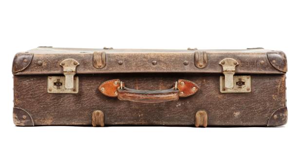 Antigua maleta aislado sobre fondo blanco - foto de stock