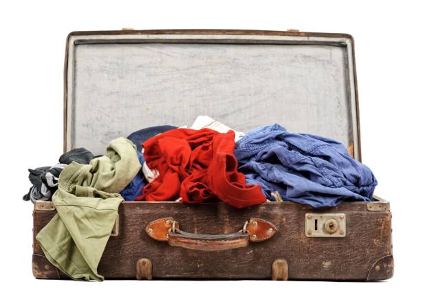 Vieille valise remplie de vêtements isolés sur fond blanc - Photo