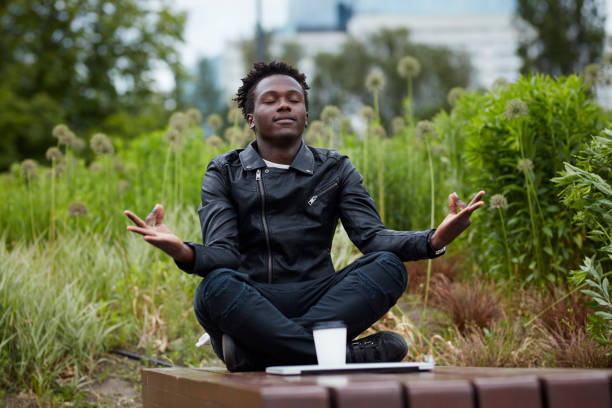istock Freelancer meditating in the park. Coffee break 909606578