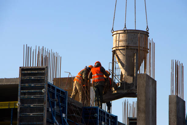 wylewanie betonu podczas komercyjnego betonowania podłóg budynku na placu budowy i inżyniera budownictwa - contracting construction built structure concrete zdjęcia i obrazy z banku zdjęć