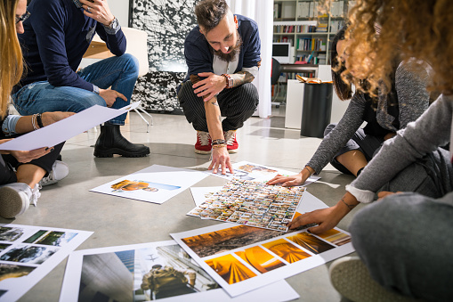 istock Equipo de oficina de ideas 909606838