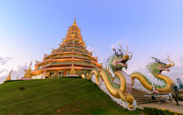 double dragon et la pagode à wat huay pla kang - great dagon pagoda photos et images de collection