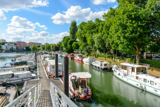 The marina of Joinville-le-Pont, in the inner suburbs of Paris, has a capacity of 70 boats including 56 permanent and 14 for the stopover Joinville-le-Pont, Val-de-Marne, France - June 6, 2017: The marina of Joinville-le-Pont, in the inner suburbs of Paris, has a capacity of 70 boats including 56 permanent and 14 for the stopover. stopover stock pictures, royalty-free photos & images