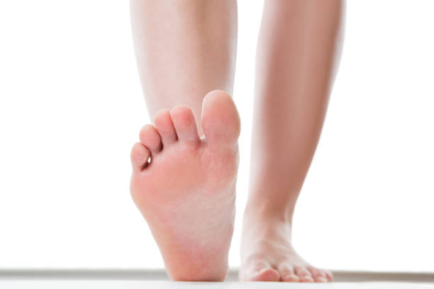 koncepcja pielęgnacji stóp, żeńska stopa, chiropody izolowane na białym tle - ankle human foot women pedicure zdjęcia i obrazy z banku zdjęć