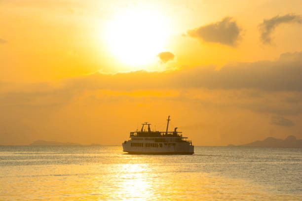 silhouette traghetto su sea journey twilight cloud background - sunrise sun gold sea foto e immagini stock