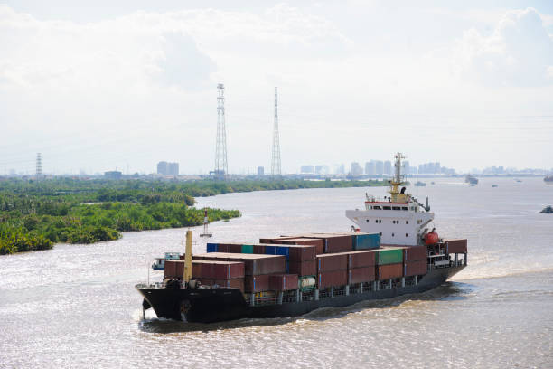 cointainer barco en río de saigon rumbo río abajo - 6732 fotografías e imágenes de stock