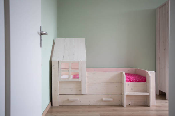 緑の壁と子供部屋のモダンなデザイン