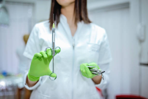 istock Dentist with a syringe 909628950