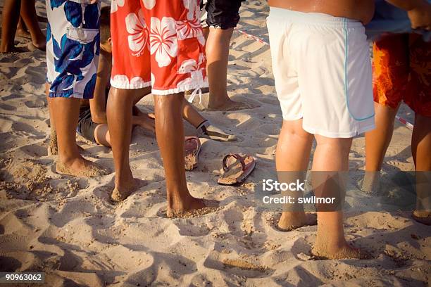 Foto de Pés Cheios De Areia e mais fotos de stock de Amizade - Amizade, Areia, Calção