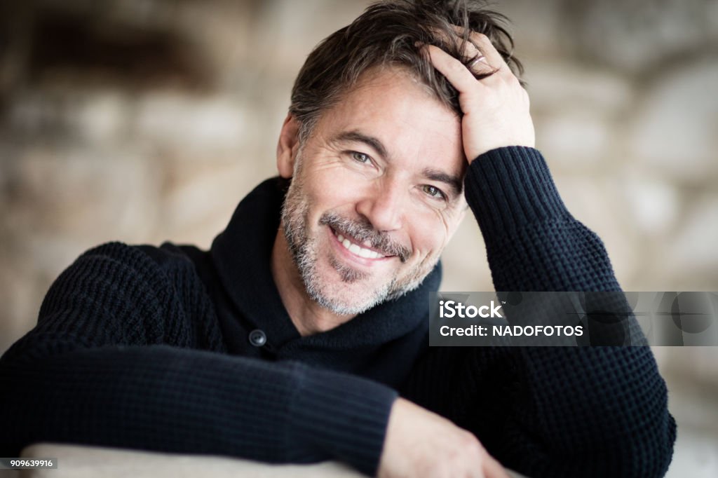 Retrato de um homem maduro, sorrindo para a câmera. Casa - Foto de stock de Homens royalty-free