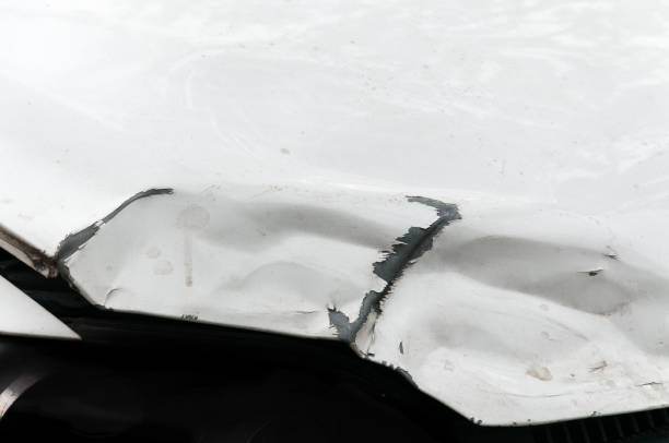 kaptur samochodu uszkodzony metal w wypadku z innym zbliżenie pojazdu - hood car headlight bumper zdjęcia i obrazy z banku zdjęć