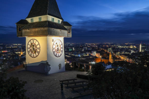 graz uhrturm clock tower de nuit - graz clock tower clock austria photos et images de collection