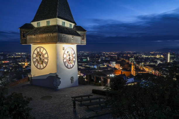 그라츠 uhrturm 시계탑 밤 - graz clock tower clock austria 뉴스 사진 이미지