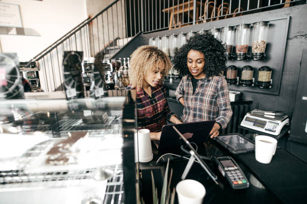 parceiros que trabalham com laptop - owner small business restaurant african ethnicity - fotografias e filmes do acervo