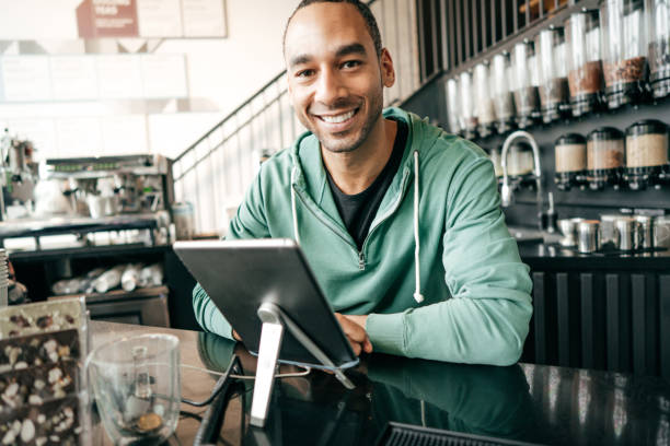 istock Wireless payments in retail industry 909655594