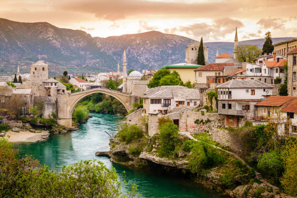 ville de mostar et de la rivière neretva - bosnia herzegovinan photos et images de collection