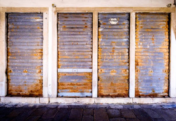 istock old rundown door 909661046