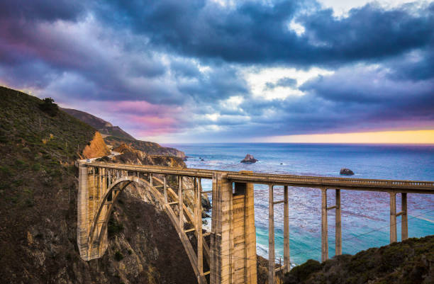 vista classica dello storico bixby bridge lungo la famosa highway 1 al crepuscolo, big sur, california, stati uniti - pebble beach california foto e immagini stock