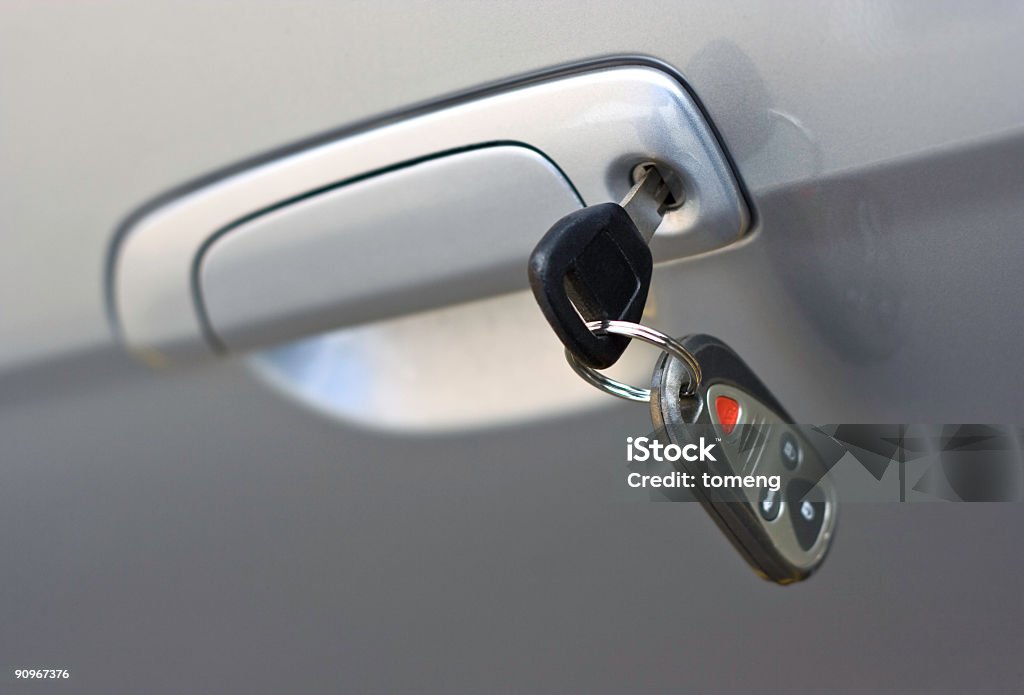 Llave de coche con Control remoto s'inserta en puerta - Foto de stock de Llave de coche libre de derechos