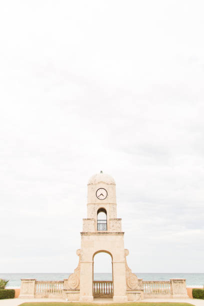 istock Worth Avenue Clock Tower in Palm Beach 909674616