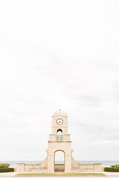 istock Worth Avenue Clock Tower in Palm Beach 909674686
