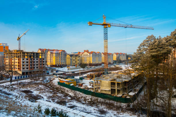 istock Construction site in the city 909675134