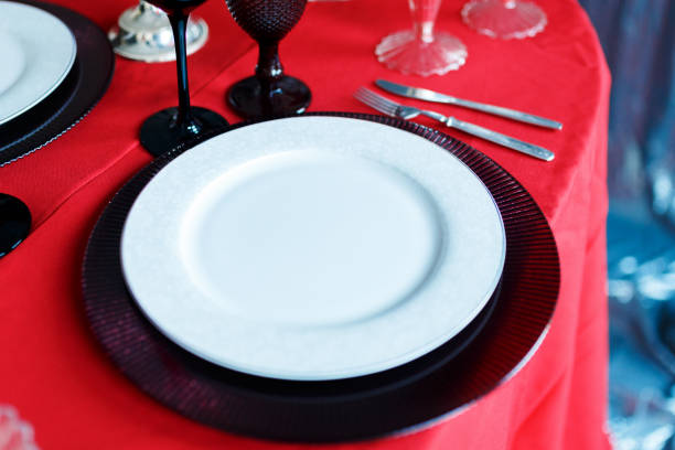 istock Lilac plates and wine glasses in the table setting 909675704